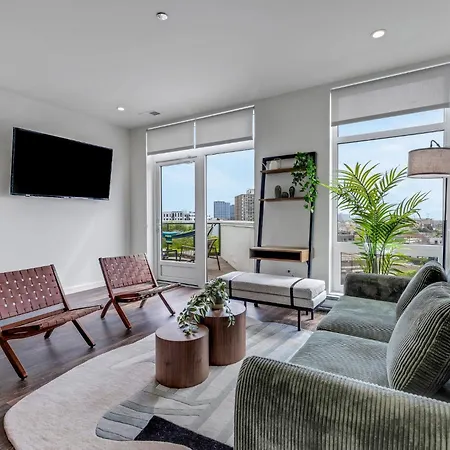 Luxurious 3Bd Penthouse L Private Patio L Gym L Stunning Rooftop