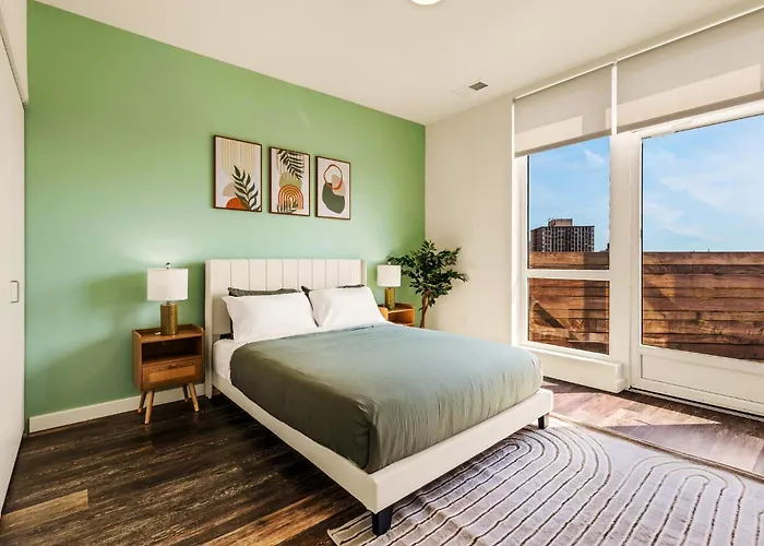 Luxurious 3bd Penthouse L Private Patio L Gym L Stunning Rooftop Chicago