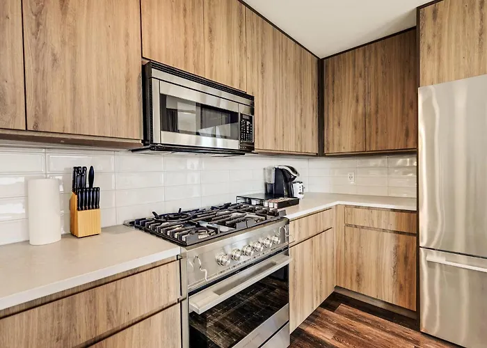 Luxurious 3bd Penthouse L Private Patio L Gym L Stunning Rooftop *